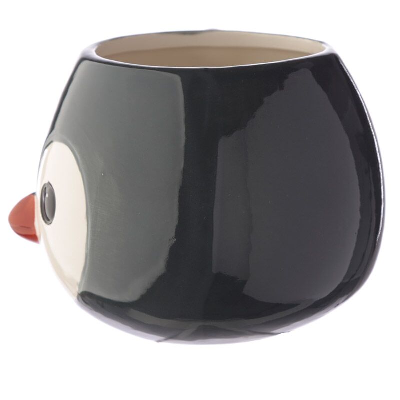 Vista de perfil da caneca pinguim, com design criativo e acabamento brilhante.