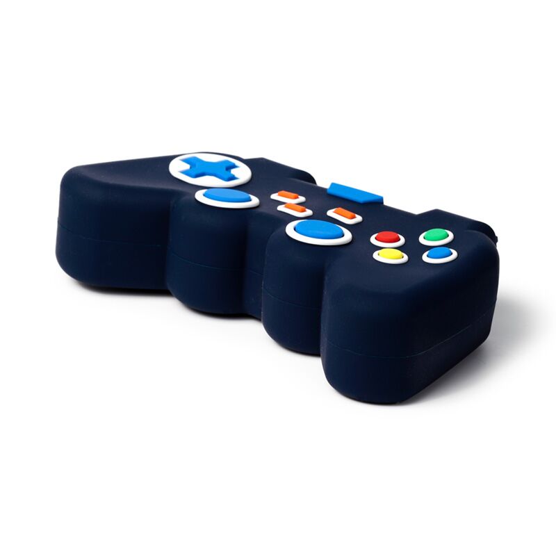 Estojo escolar de silicone em formato de comando de videojogo, vista inclinada.
