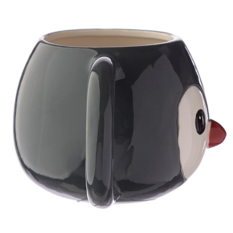Vista lateral direita da caneca engraçada em formato de pinguim, feita em ceramica.