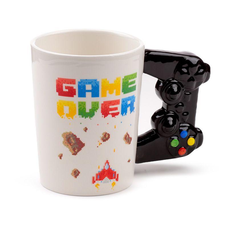 Caneca Game Over em cenário de uso, acompanhada de café e biscoitos, ideal para amantes de jogos.