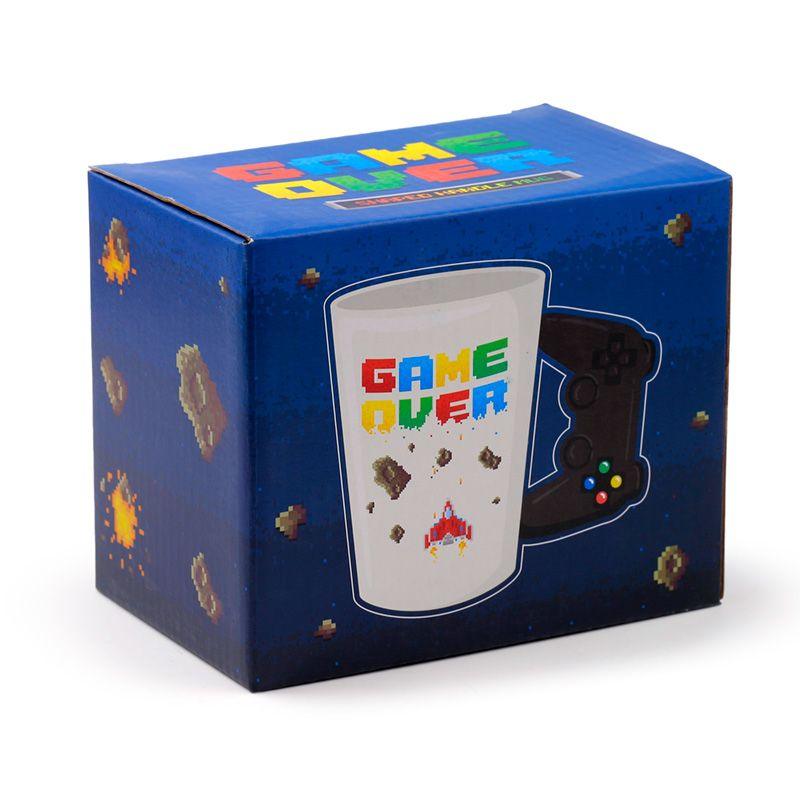 Caneca Game Over na caixa original com design de elementos de jogos pixelizados.