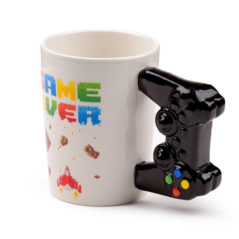 Caneca Game Over vista lateral com pega de comando de jogo preto.