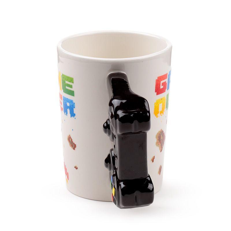 Vista frontal da Caneca Game Over com cores vibrantes e desenhos de pixel.