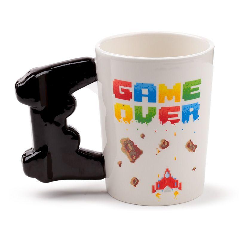 Vista lateral da Caneca Game Over com pega de comando de vídeo game.