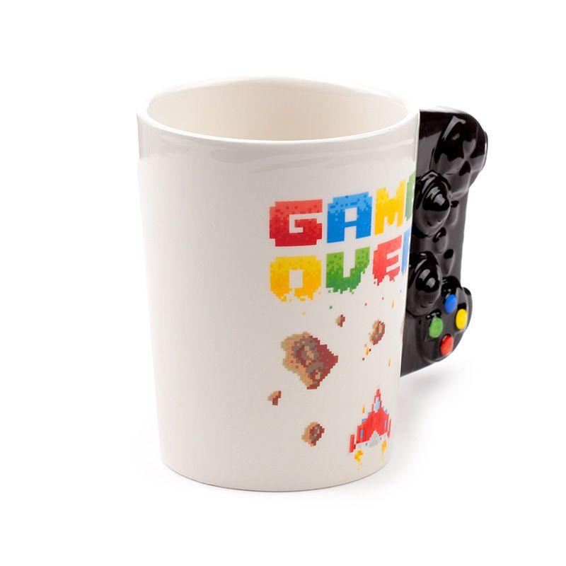 Caneca Game Over isolada em fundo branco, vista lateral com foco no design de comando.