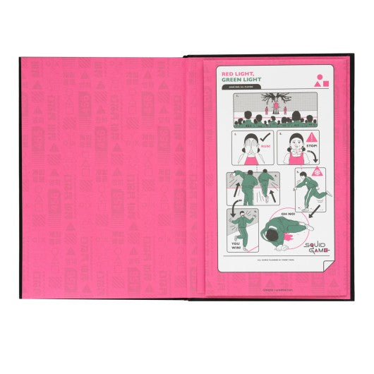 Interior do caderno Squid Game com bolso e instruções de jogo.