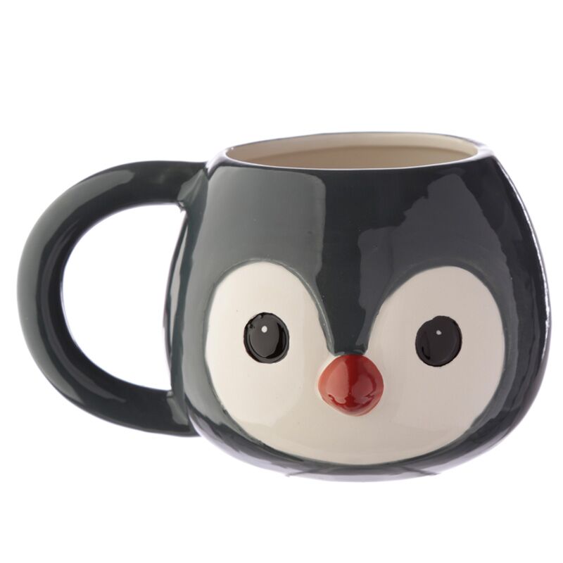 Vista frontal da caneca pinguim destacando o design fofo e nariz vermelho caracteristico.