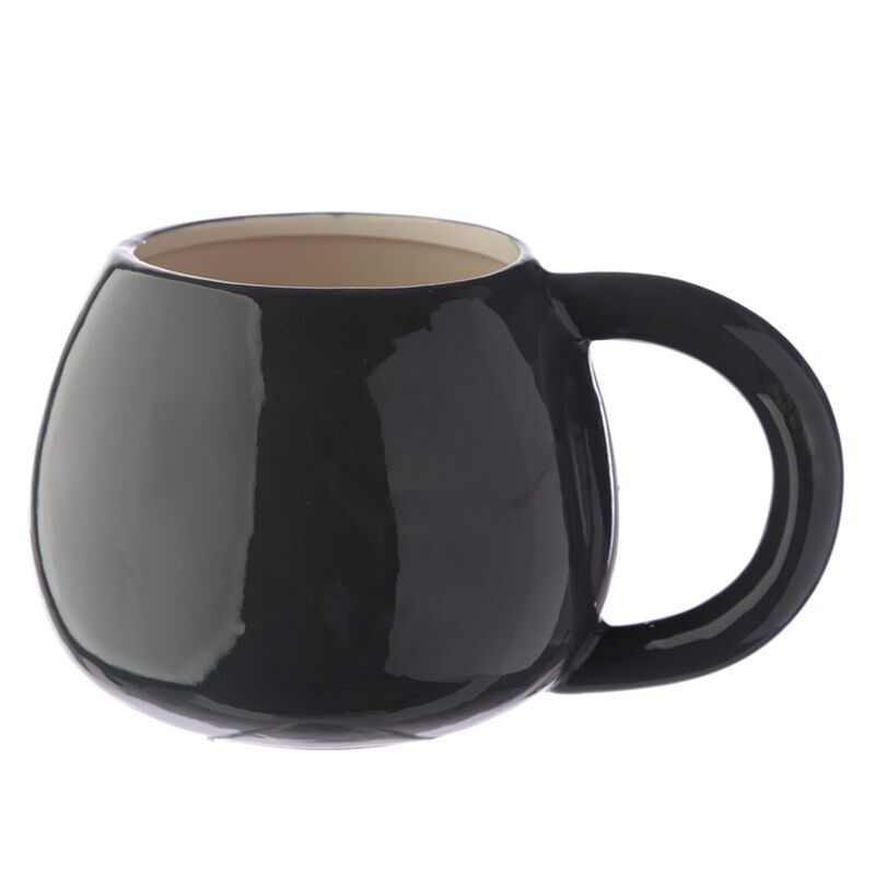 Caneca fofa em formato de pinguim com acabamento em ceramica e alca ergonomica.