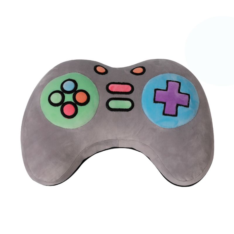 Almofada decorativa em forma de comando de videojogos, vista de frente. Fundo cinza com botões coloridos em tons pastel.