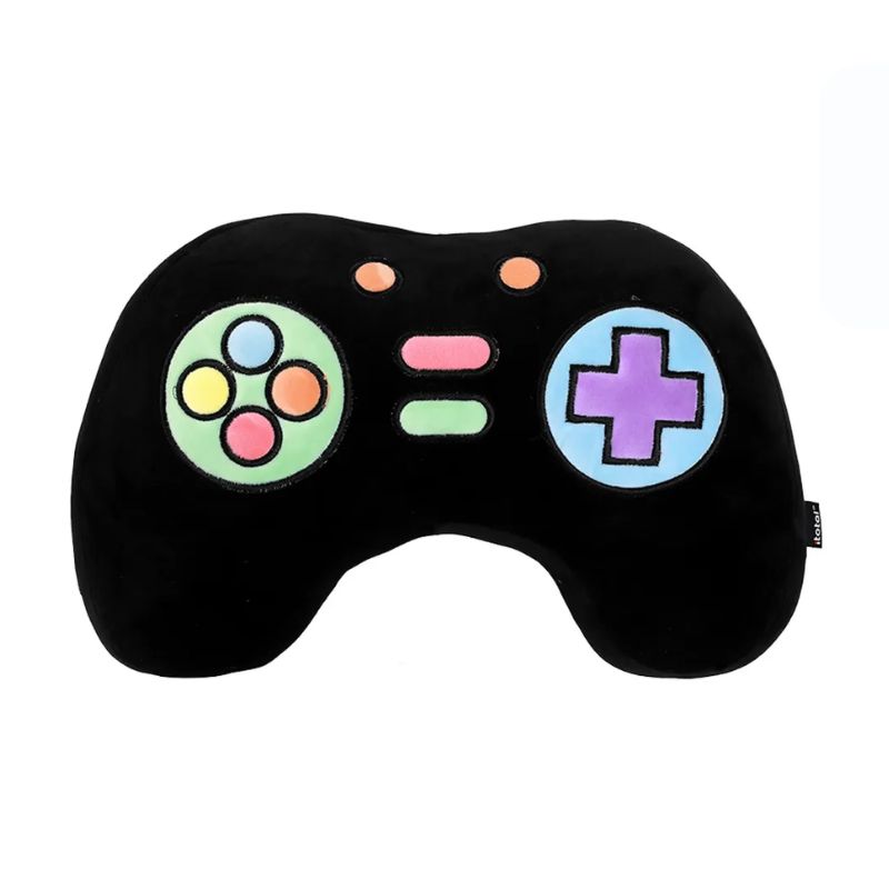 Almofada decorativa em forma de comando de videojogos, vista de frente. Fundo preto com botões coloridos em tons pastel.