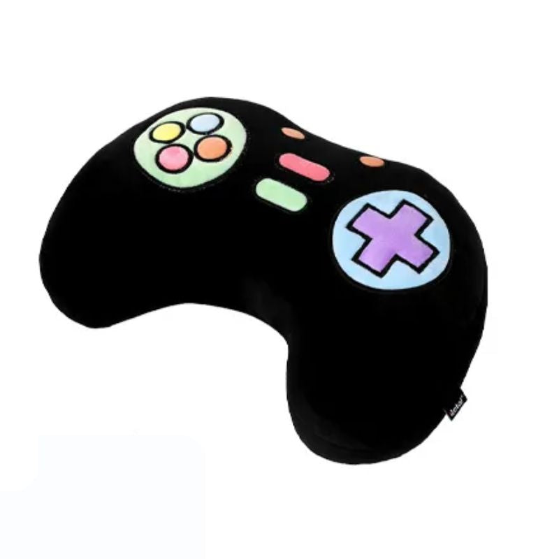 Almofada decorativa em forma de comando de videojogos, vista em perspetiva. Fundo preto com botões coloridos.
