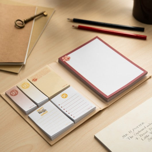 Bloco de notas adesivas Harry Potter fechado, com design inspirado no Expresso de Hogwarts.
