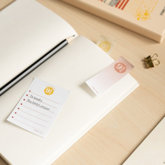 Notas adesivas Harry Potter aplicadas num caderno, com lembretes escritos.
