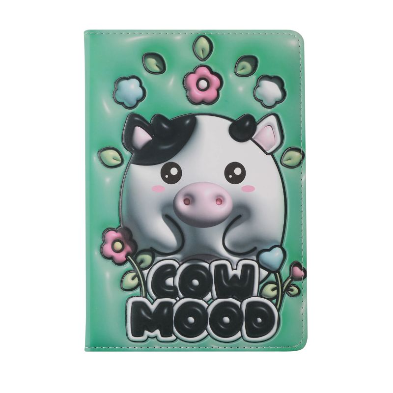 Capa frontal do caderno A5 Vaquinha 3D com ilustração de vaquinha e flores.