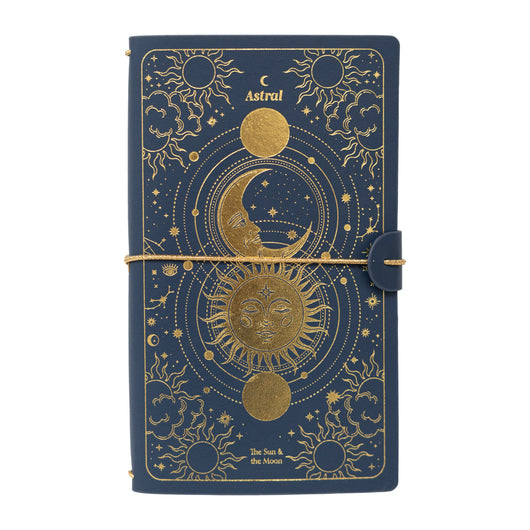 Caderno de viagem Astral com design místico em capa macia de poliuretano.