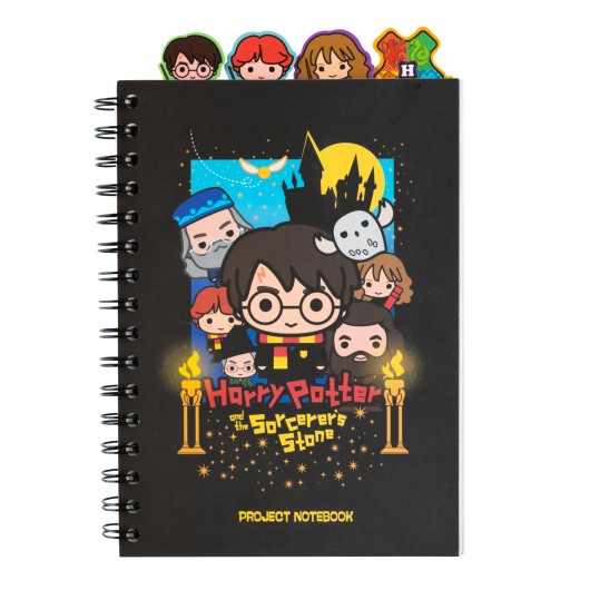 Capa frontal do caderno Harry Potter com personagens icónicas e título "Sorcerer’s Stone".