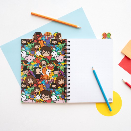 Caderno Harry Potter aberto com páginas bullet e separadores personalizados.