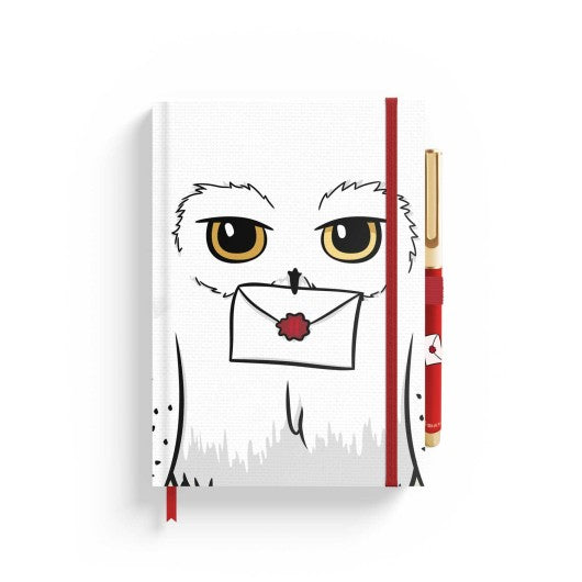 Capa do caderno A5 Premium Harry Potter Hedwig com design da coruja e esferográfica vermelha.