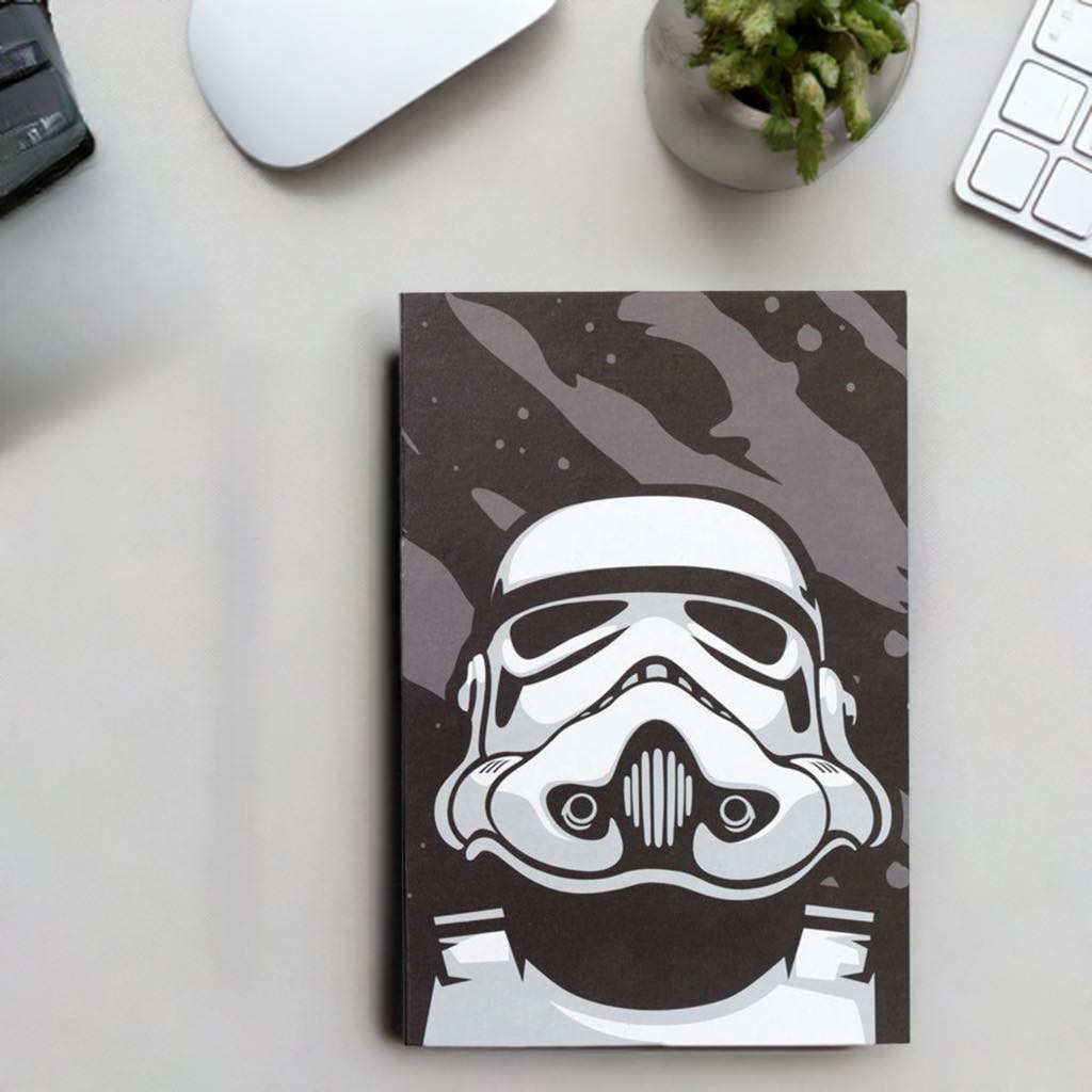 caderno a5 star wars numa secretaria com uma pequena planta e um teclado de computador