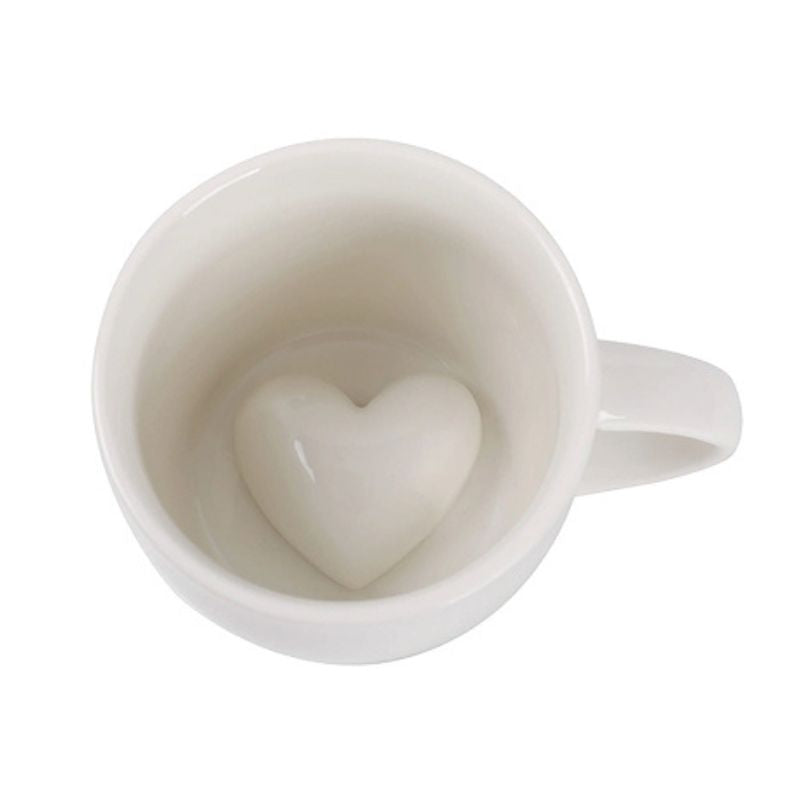 Caneca de cerâmica com design 3D e coração em relevo no interior branco.