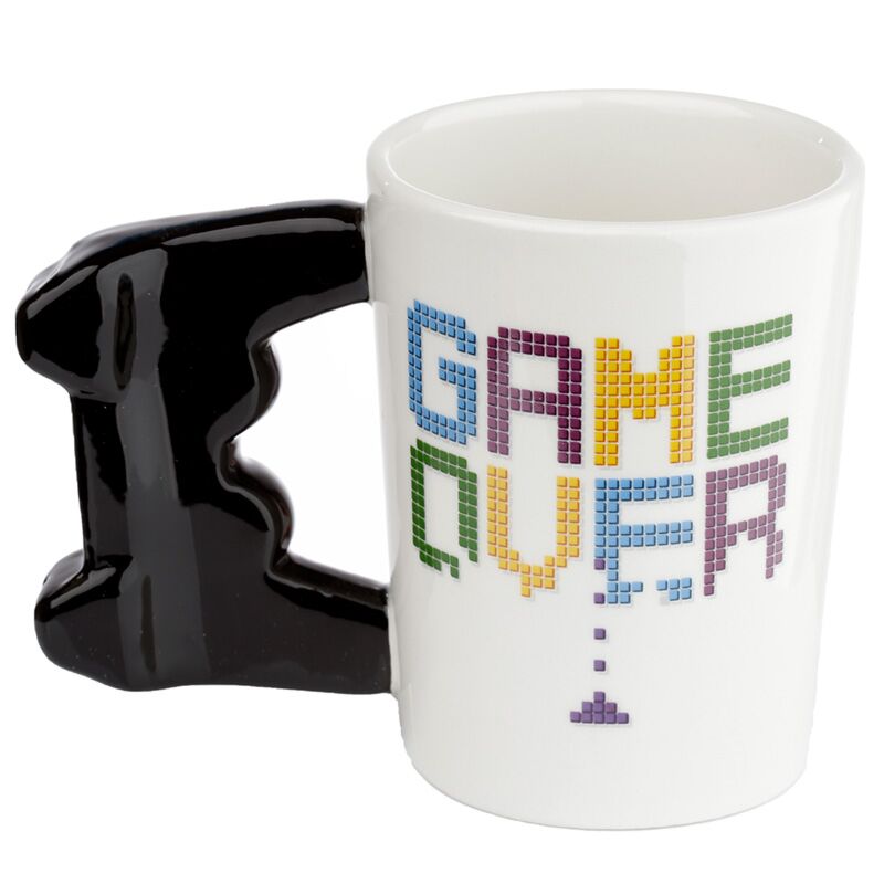 Caneca Game Over com pega de comando preta – design único para gamers.