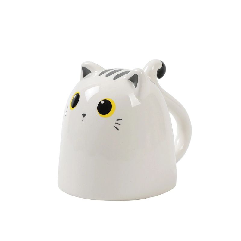 Vista lateral da caneca de cerâmica em formato de gato branco, com expressão adorável e detalhes coloridos.