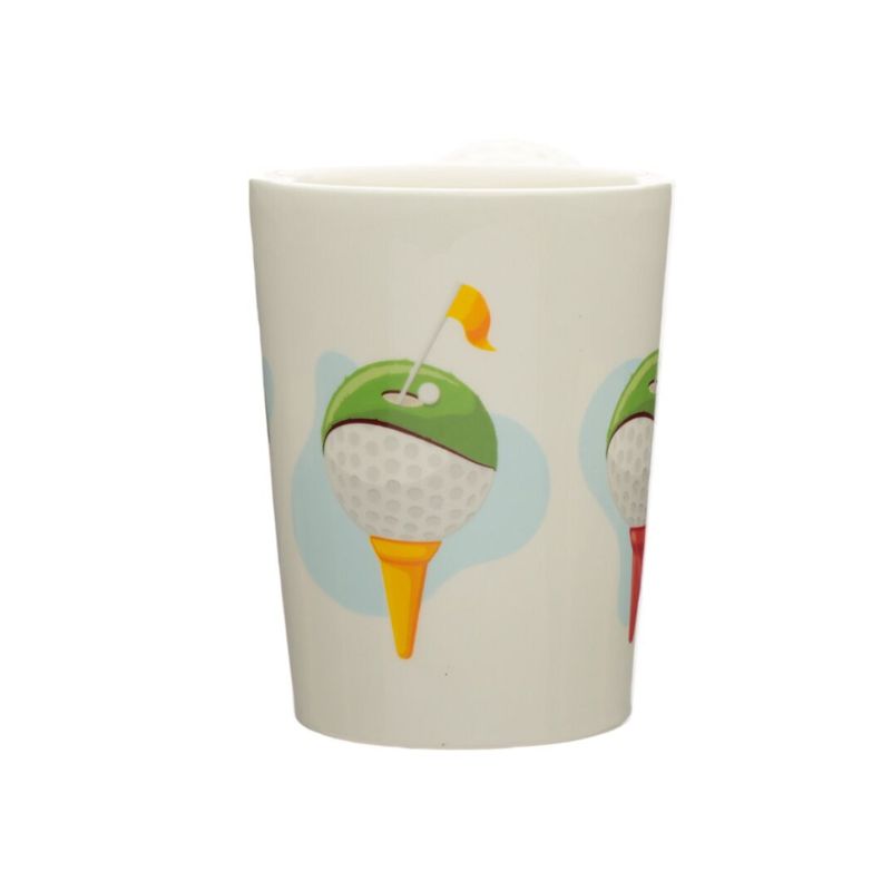 Vista lateral da caneca com ilustração de bola de golfe no tee e bandeira amarela.