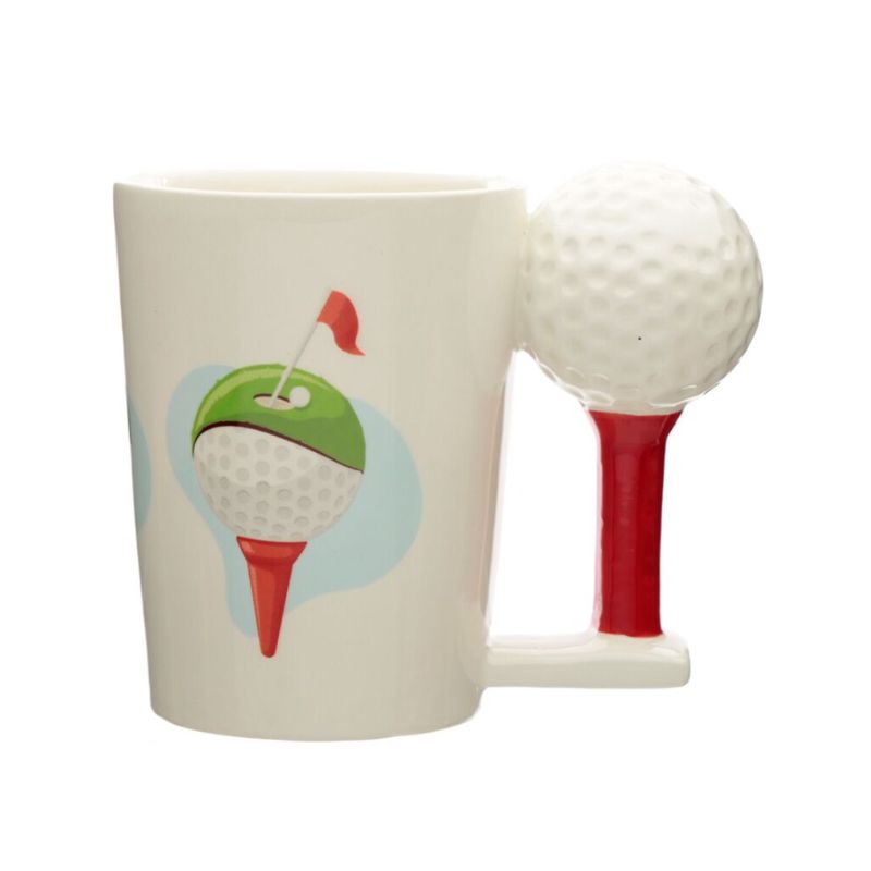 Lado oposto da caneca de golfe com ilustração de bola no tee e bandeira vermelha.