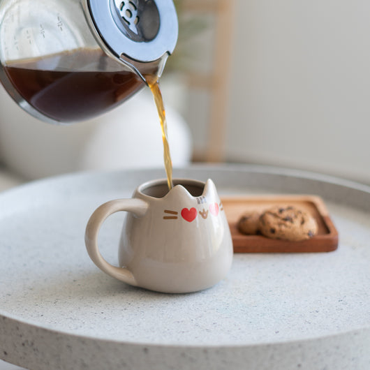Café a ser servido na Caneca Pusheen 3D, perfeita para bebidas quentes.