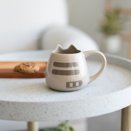 Parte traseira da Caneca Pusheen 3D com detalhes das costas do gatinho.