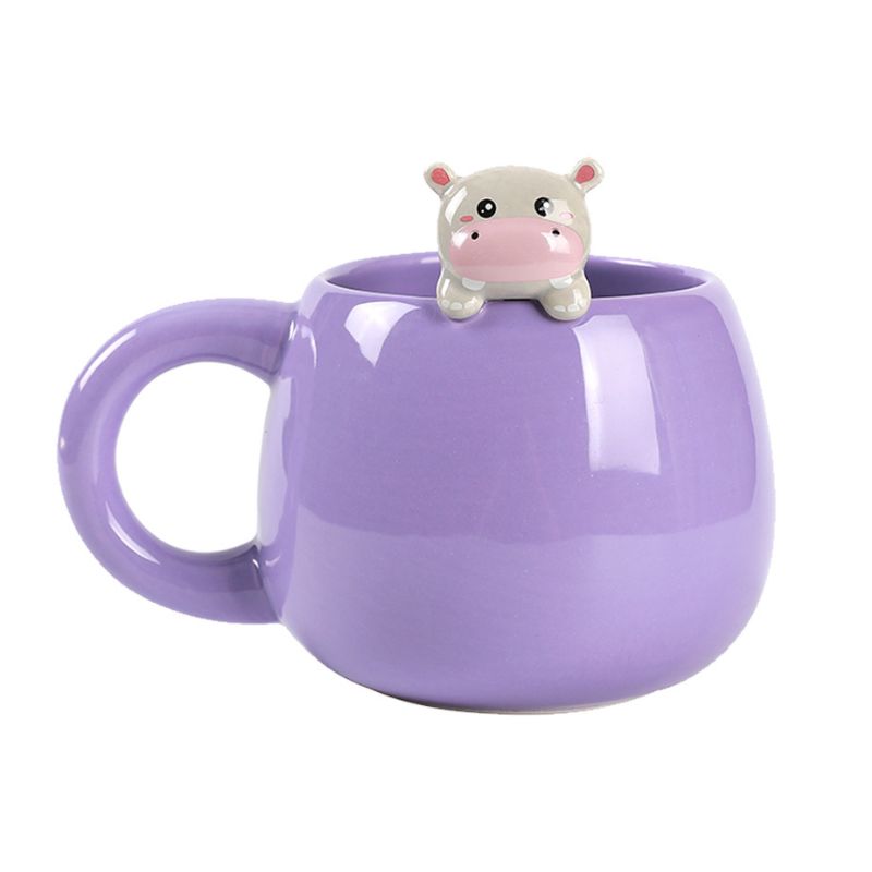 Uma caneca roxa brilhante com um hipopótamo cinzento e fofo a emergir do interior, criando uma cena engraçada e divertida para amantes de café.