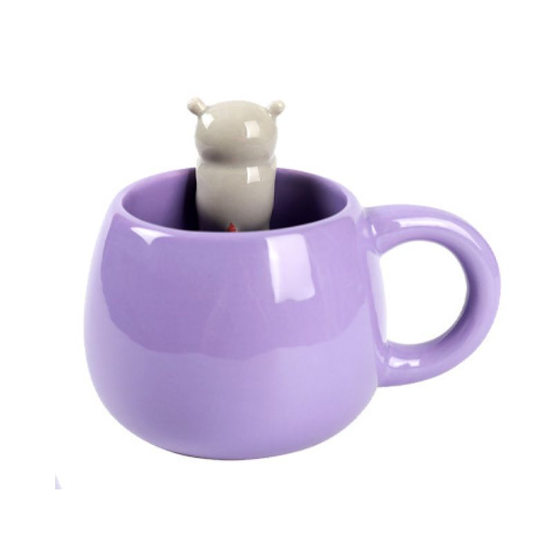 Caneca roxa encantadora com um hipopótamo adorável na borda, perfeita para colecionadores de itens fofos e criativos para beber café ou chá.