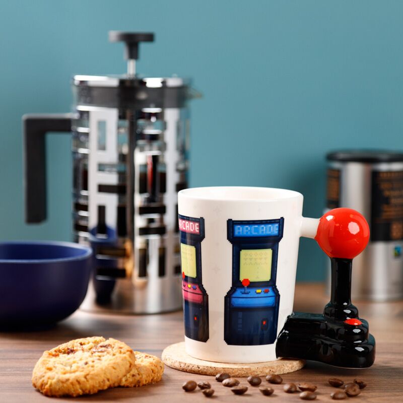 Caneca Game Over Arcade com pega em forma de joystick e design retro.