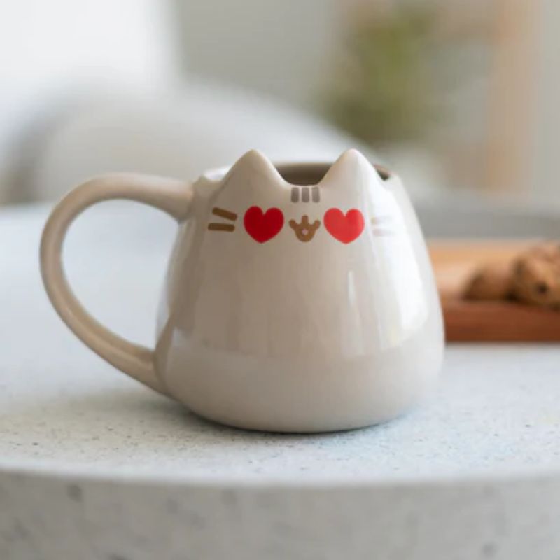 Caneca Pusheen 3D vista frontal com detalhes de olhos em forma de coração.