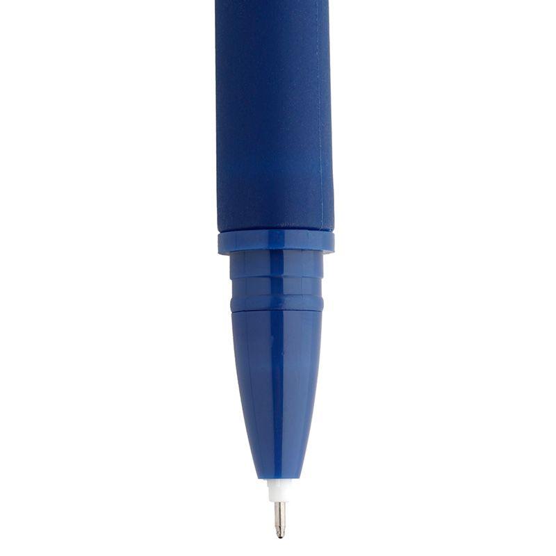 Close-up da ponta de uma caneta azul com design simples e elegante.