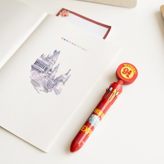 Caneta Multicor Harry Potter ao lado de um desenho de Hogwarts.