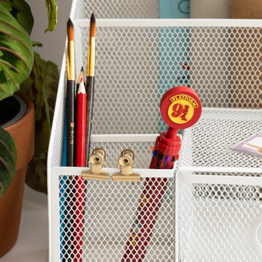 Caneta Multicor Harry Potter num organizador de escritório com outros materiais.
