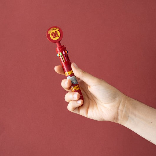 Pessoa a segurar a Caneta Multicor Harry Potter Plataforma 9 ¾.