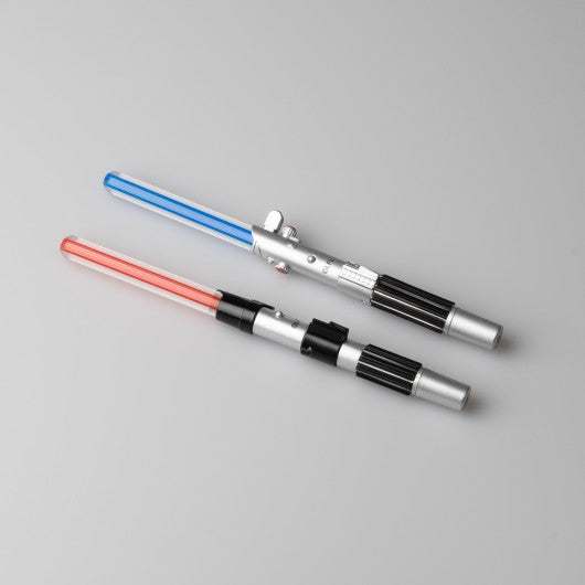Vista geral do conjunto de duas canetas sabres de luz Star Wars em fundo claro, com detalhes do design do sabre.