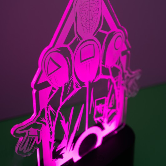 Detalhe do design da Lâmpada LED Squid Game com figuras icónicas da série iluminadas.
