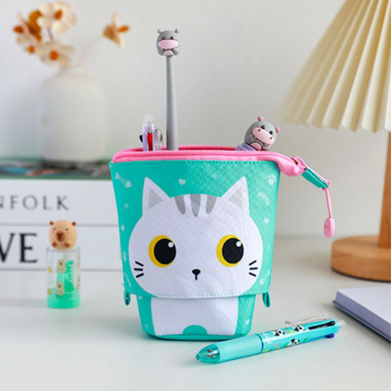 Estojo pop-up gato branco aberto, com canetas no interior