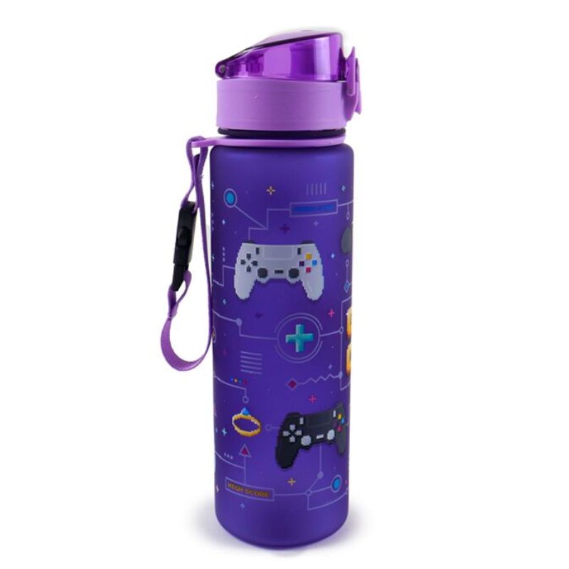 Garrafa gamer reutilizável Game Over 600ml com comandos e design roxo, resistente a quebras, com tampa segura e alça prática para transporte.