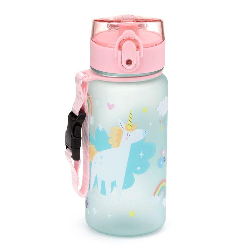 Garrafa mágica para crianças decorada com um grande unicórnio e estrelas, em fundo azul pastel com tampa rosa