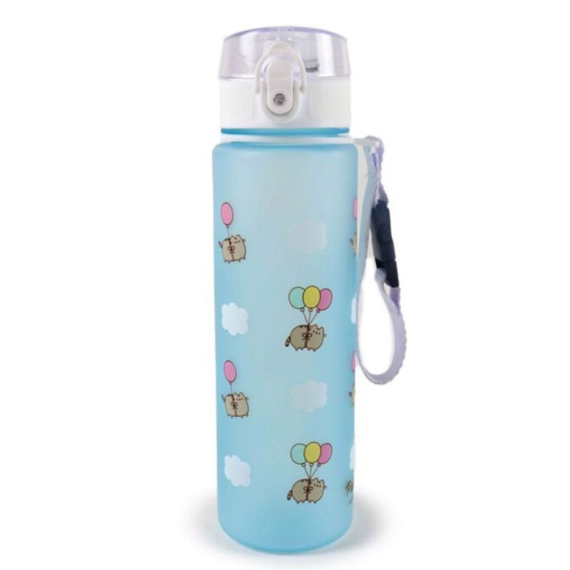 Garrafa reutilizável azul de 600ml com o gato Pusheen e balões coloridos, resistente a quebras e com cinta de transporte. Ideal para uso diário.