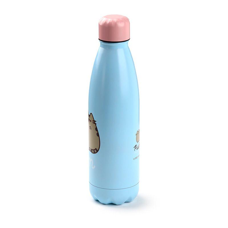 Vista lateral da garrafa térmica Pusheen em azul claro com ilustrações de Pusheen e a palavra 'yum' sob a imagem, tampa rosa.