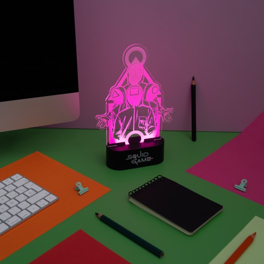 Lâmpada LED Squid Game decorando uma mesa de trabalho com luz rosa vibrante.