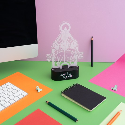 Lâmpada LED Squid Game numa secretária decorativa, com design visível sem iluminação.