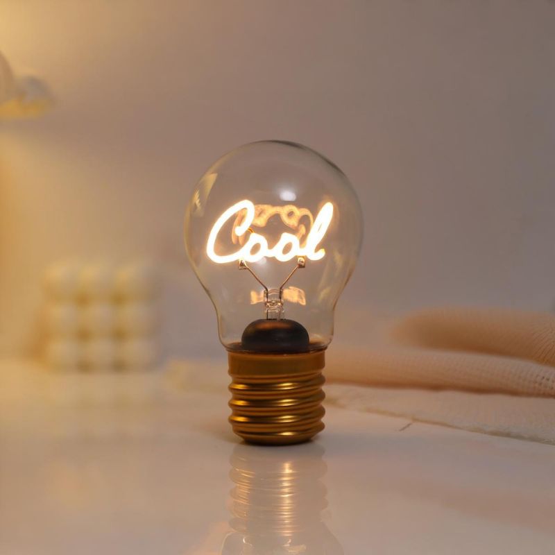 Luz Decorativa Recarregável Cool USB acesa, exibindo a palavra 'cool' em luz branca