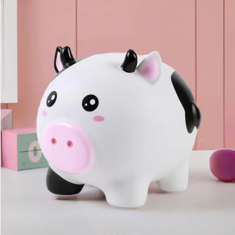 Mealheiro de vaquinha usado como decoração em quarto com fundo cor-de-rosa.
