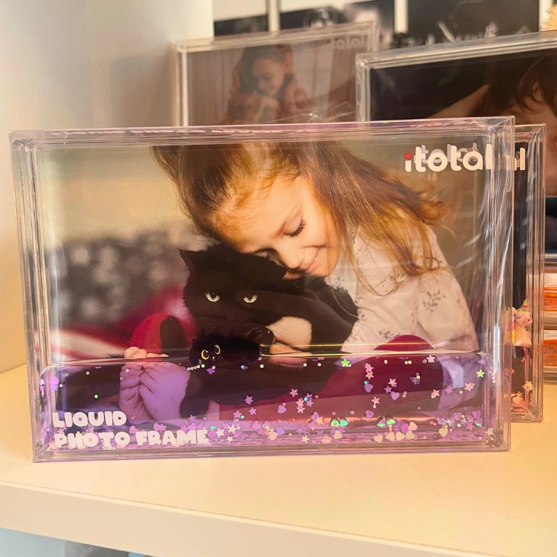 Moldura líquida 10x15 cm com líquido roxo e decoração de gatinho preto.